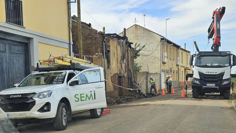 Un incendio afecta a una casa deshabitada y en ruinas en Veguellina de Fondo