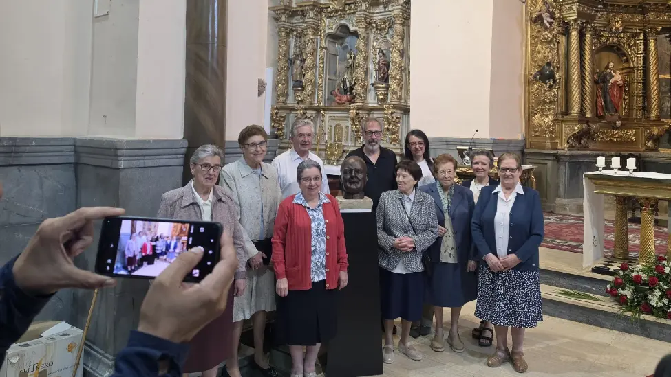 La Bañeza rinde homenaje al Venerable Ángel Riesco con la presentación de un busto de bronce en la iglesia de Santa María