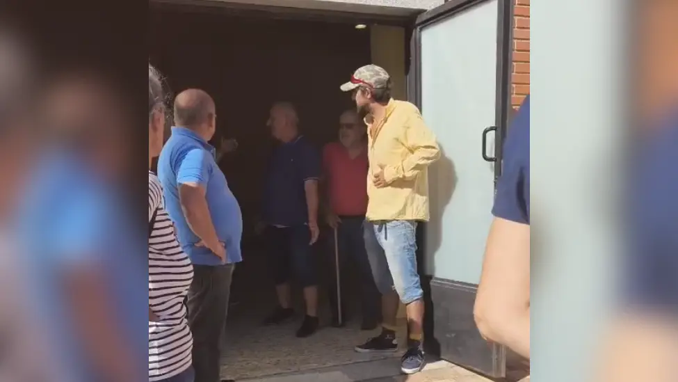 Protesta vecinal en Valdefuentes del Páramo ante el comienzo de las obras en el salón de actos
