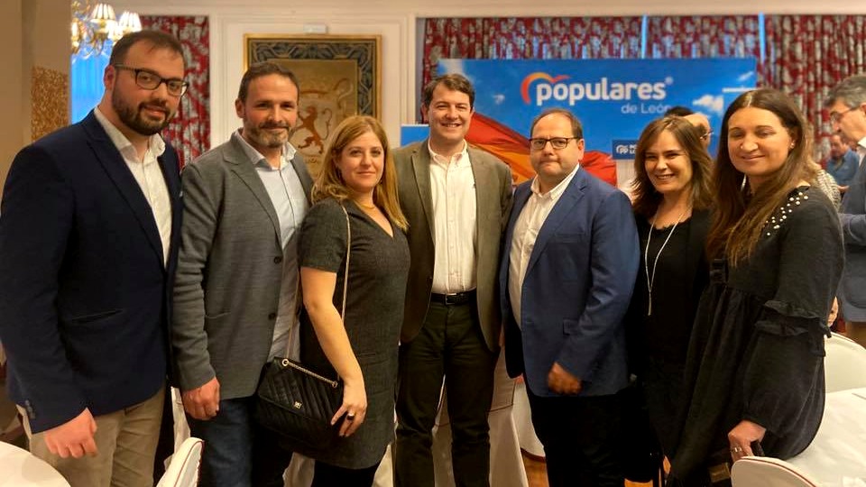 Equipo de gobierno La Bañeza junto con Mañueco