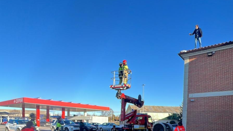 Un varón resulta gravemente herido tras precipitarse del tejado de un hotel en La Bañeza