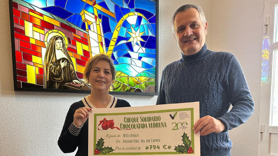 El Colegio Nuestra Señora del Carmen entrega 794 euros a AFA La Bañeza tras su chocolatada navideña