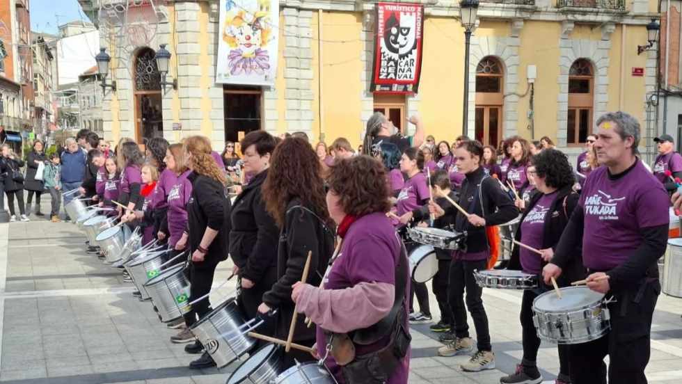 La Plaza Mayor vibra con 70 percusionistas en el “Bañetucada Friends”