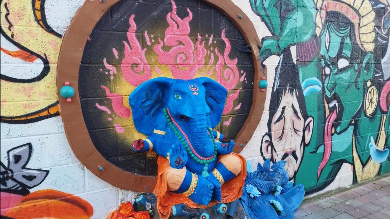 El Homenaje a los Héroes del Fuego recupera su color: Chompa restaura el mural vandalizado en La Bañeza