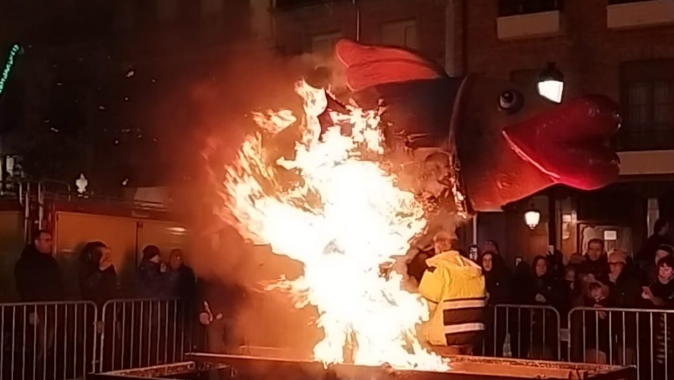 Ceniza, s&aacute;tira y fuego: La Ba&ntilde;eza despide a su Sardina bajo una tregua del cielo antes del chaparr&oacute;n