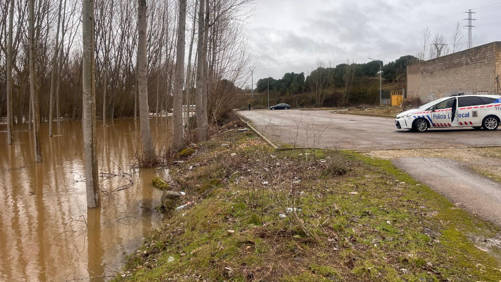 Máxima precaución en La Bañeza: La Policía Local acordona zonas ante el pico de la crecida