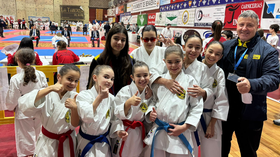 Nueva cosecha de éxitos para el Kárate Bañezano en Benavente
