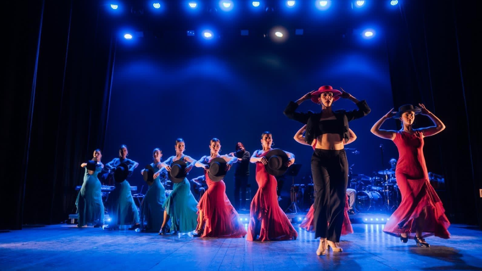 El Teatro de La Bañeza se rinde al embrujo de Lorena Flores en el preestreno de 