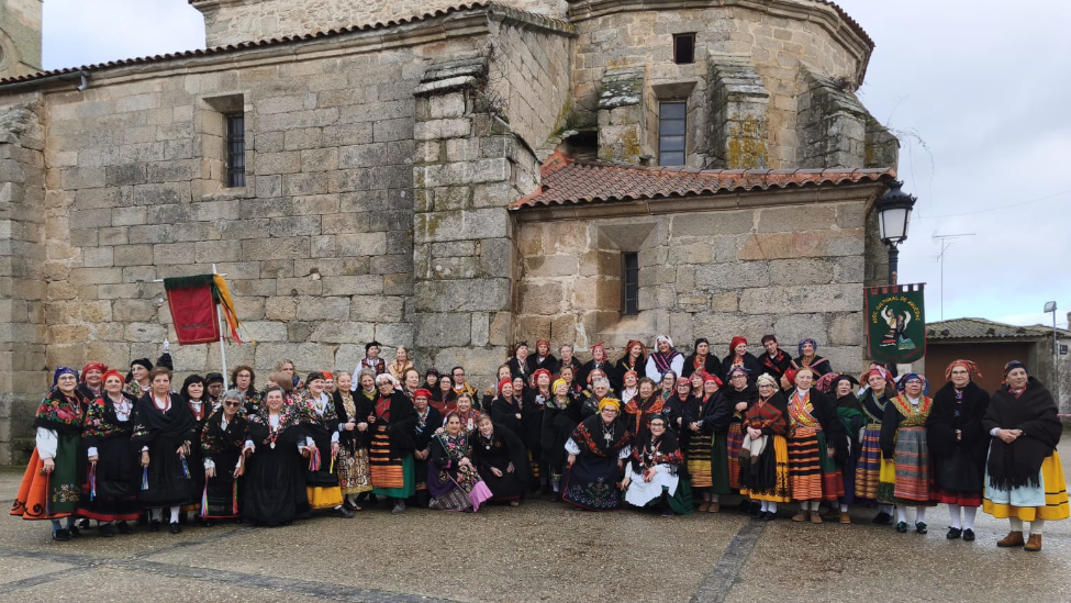 Las Águedas de la Cofradía Penitencial de La Bañeza llevan la tradición de las Tierras Bañezanas al IX Encuentro Provincial de Zamora