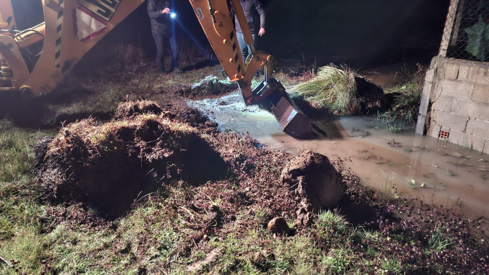 Operativo de emergencia en La Bañeza: Trabajos intensos para contener la crecida del río Duerna