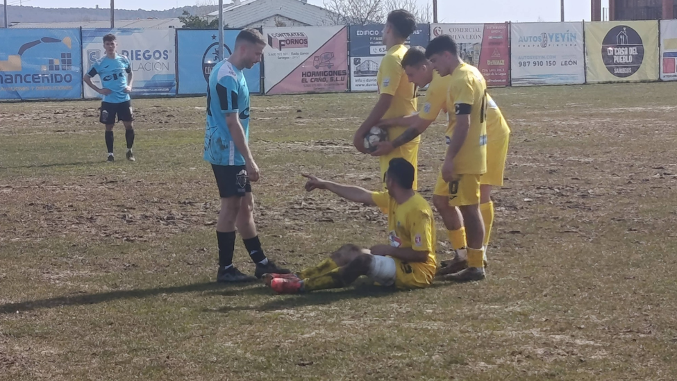 Polémica y barro, La Bañeza F.C. cae en el 