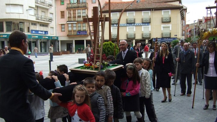 Niños procesionando su talla de La Santa Vera Cruz de La Bañeza
