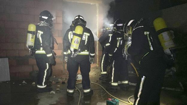 Bomberos de Le&oacute;n interviniendo en el incendio en Matilla de la Vega. Bomberos de Le&oacute;n