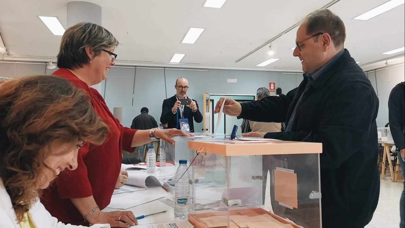 Candidato del PP bañezano Javier Carrera votando en el 26M