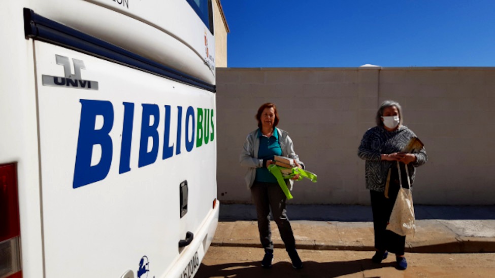 Dos vecinas de Reliegos esperan su turno para acceder al Bibliobús.