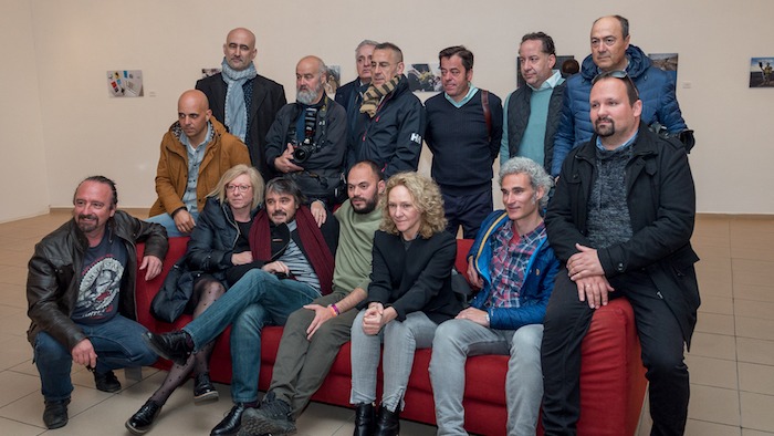 Foto de familia de los fotógrafos y fotorreporteros leoneses que participan en la exposición. Fotografía: Vicente García