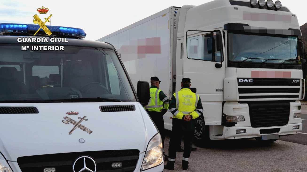 Alcolemia a camionero. Foto archivo G.C. Mº Interior