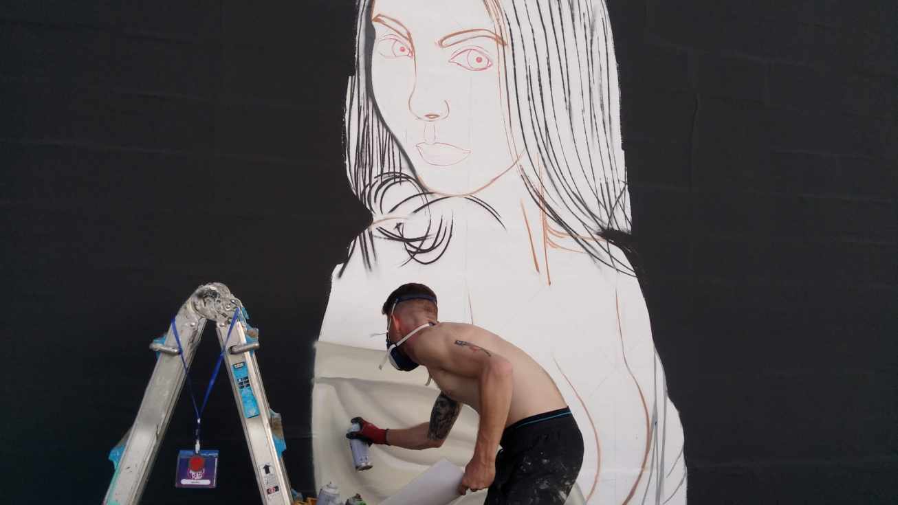 Manuel García realizando su mural en el ArtAeroRap 2019