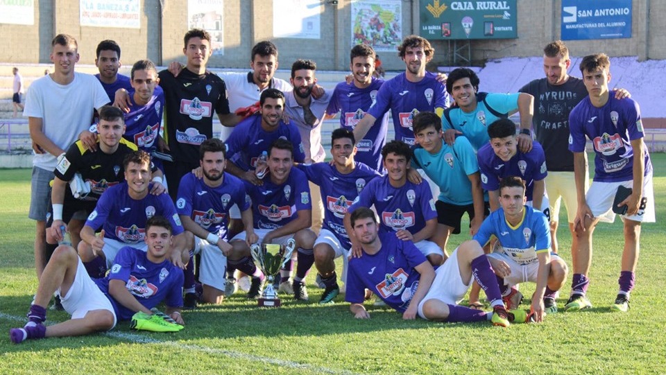 La Bañeza FC posando con el Trofeo Excmo. Ayuntamiento La Bañeza