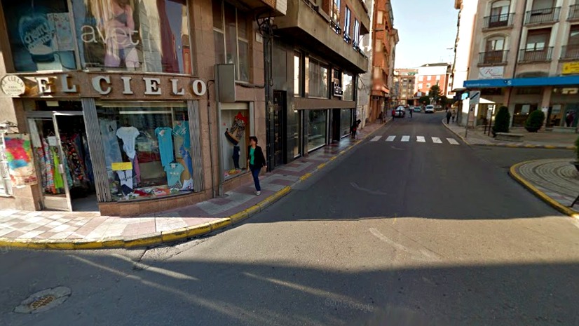 C/ Escultor Rivera, núcleo del Comercio Tradicional bañezano