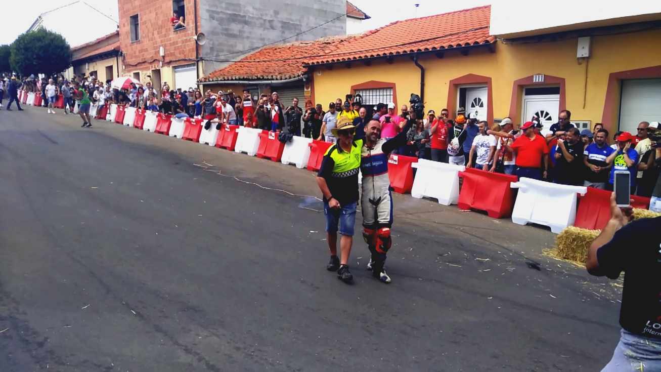 Manuel Hernández con un comisario de pista