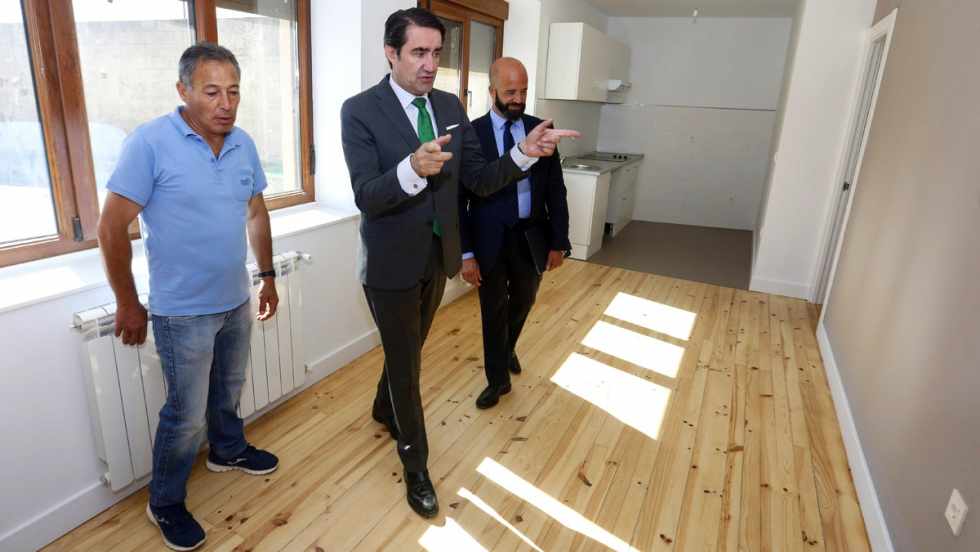 El consejero de Fomento y Medio Ambiente, Juan Carlos Suárez-Quiñones, en la vivienda rehabilitada en Carneros. ICAL
