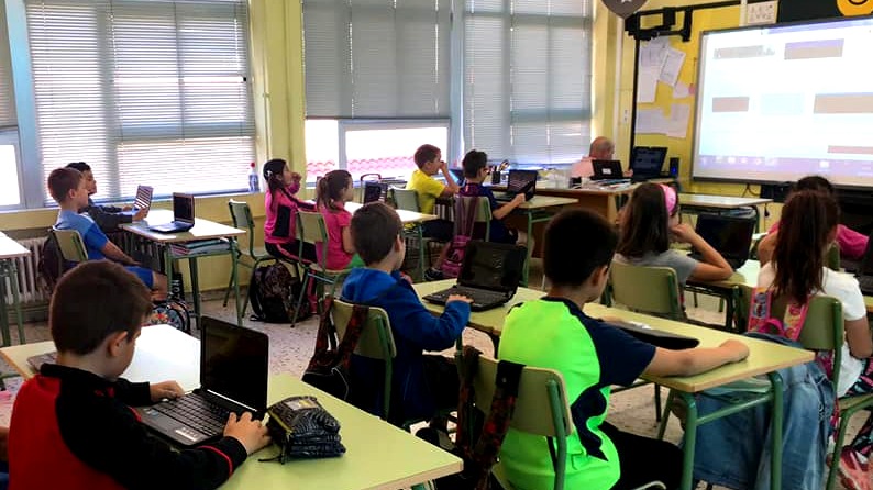 Alumnos con PC en el CEIP San José de Calasanz La Bañeza