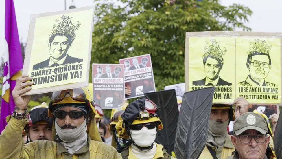 Protesta masiva frente a las cortes de Castilla y León por la gestión de los incendios