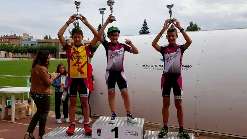 Podio alevines en Santa María del Páramo. Foto bembibredigital.com