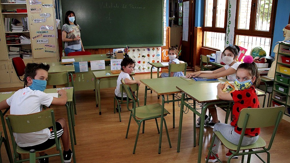 Alumnos de Valcabado del Páramo en las aulas. ICAL