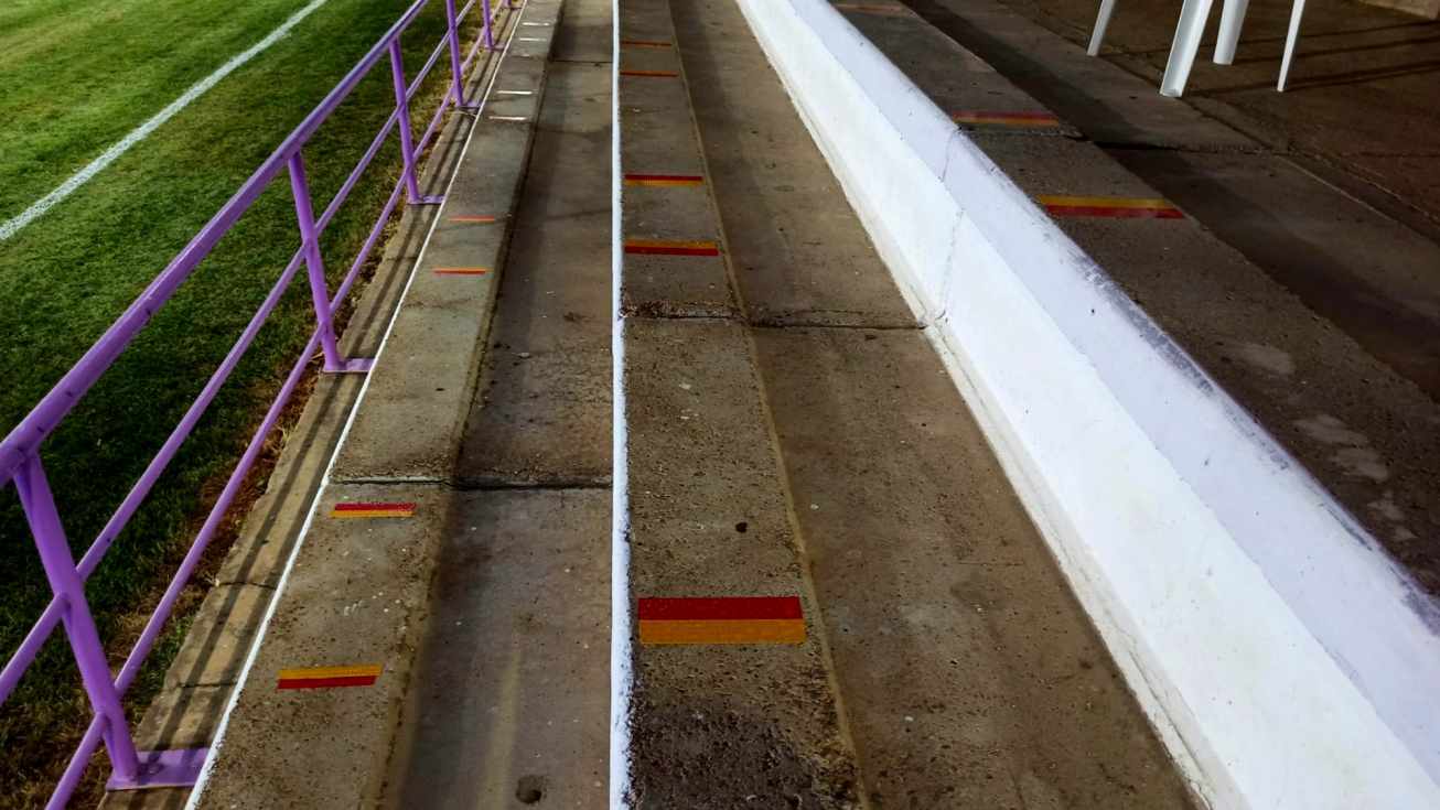Gradas delimitadas en La Llanera. LaBa&ntilde;ezaFC