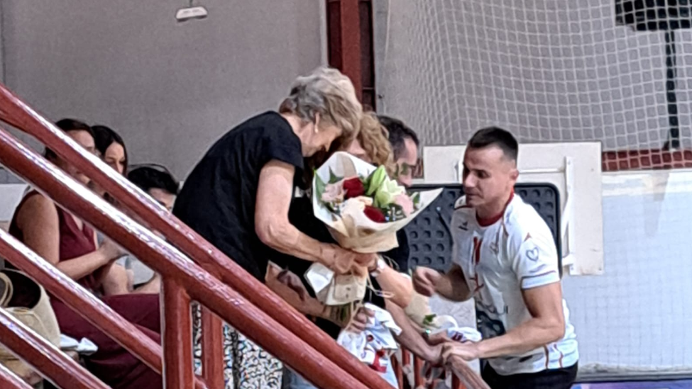 Sentido homenaje y solidaridad en el partido benéfico del Berarqui CD La Bañeza