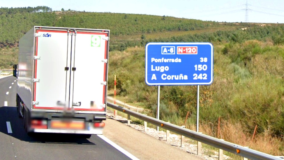 Vuelca un Camión en la A-6 en Brazuelo, su conductor resultó herido leve