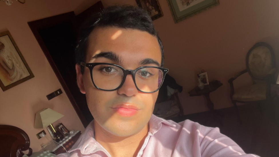 El tiktoker bañezano que emociona y conquista las redes: Alejandro Fernández Félez viraliza la historia de su familia