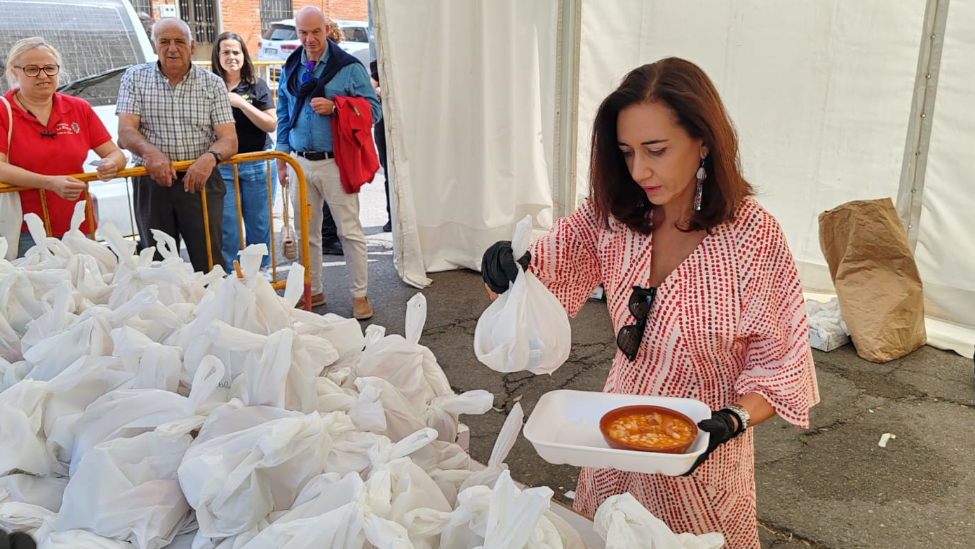 Unas 700 raciones de alubias se repartieron en la alubiada popular en Santa María del Páramo