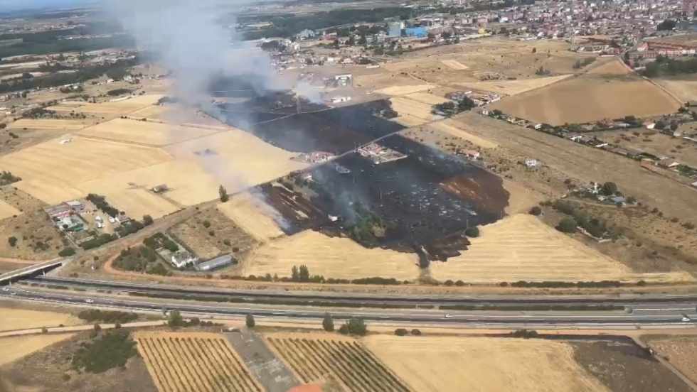 Controlado un incendio forestal entre La Bañeza y Santiago de la Valduerna