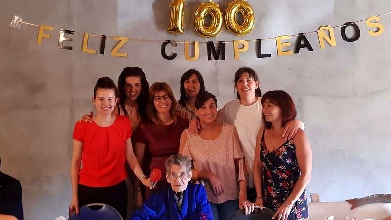 Raquel con sus nietas. Diario de Le&oacute;n