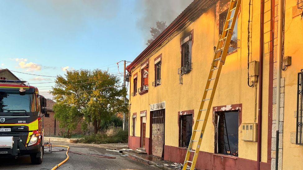 Un incendio calcinó una vivienda y afectó a otros dos inmuebles en Saludes de Castroponce