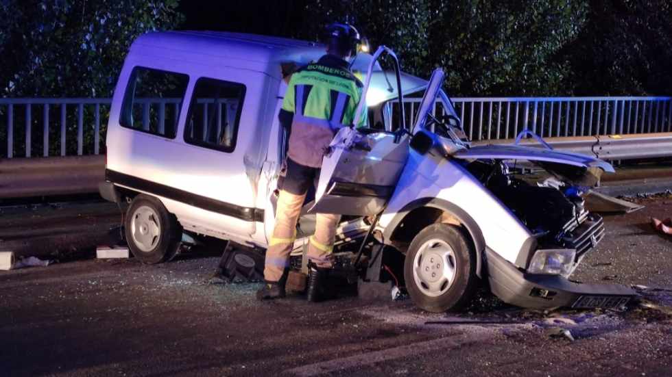 Choque entre un camión y una furgoneta en La Bañeza: un varón atrapado y herido en la N-VI