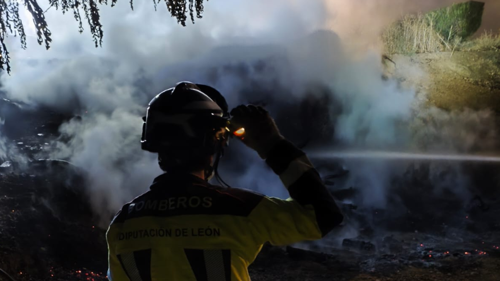 Doble intervención de los Bomberos del SEPEIS por incendios durante esta noche