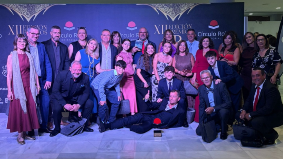 Fernando Pérez Rubio, de La Bañeza, gana el Premio Círculo Rojo con “El banco más bonito del mundo”