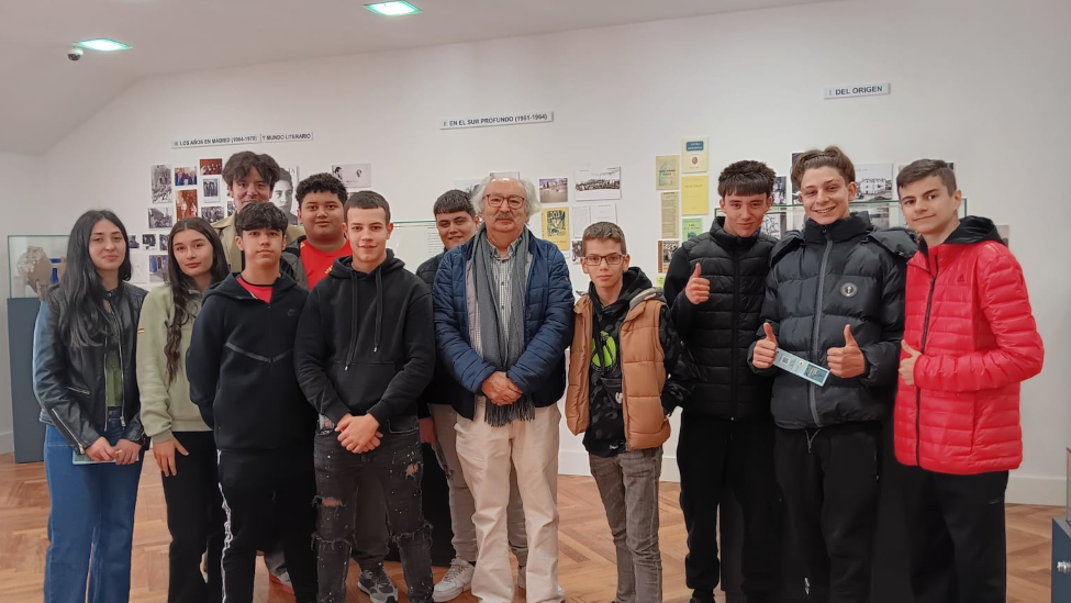 Alumnos del IES Ornia visitan la Casa de la Poesía y la exposición “Alfabetos del Mundo”