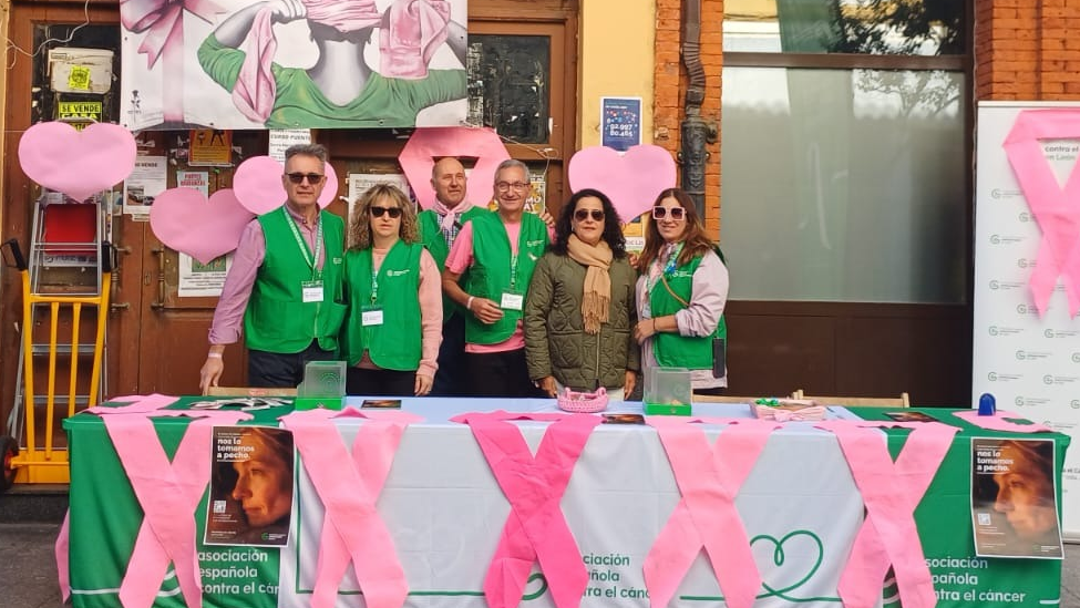 La AECC de La Bañeza recauda 472€ en el Día Mundial contra el cáncer de mama y cierra octubre con el VI Magosto Solidario