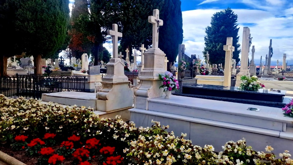 El cementerio de La Bañeza se prepara para Todos los Santos con horarios para la limpieza