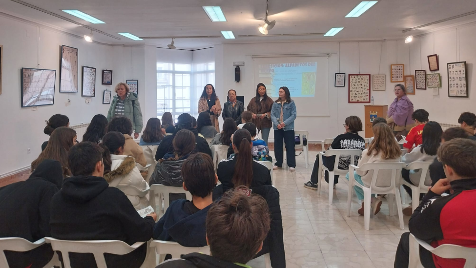 Alumnos del IES Vía de la Plata de La Bañeza asisten a lección magistral sobre “La Magia del Alfabeto”