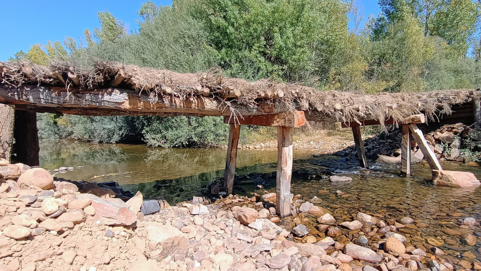 El ‘Puente de la Hacendera’ una tradición que desafía al río Eria