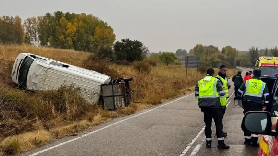 Un varón de 60 años, herido tras volcar su furgoneta en Alija del Infantado