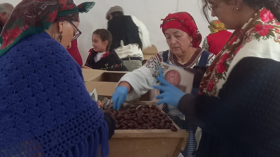Castañas, sopas, bailes y solidaridad en el VI Magosto Solidario del Grupo de Bailes La Asunción