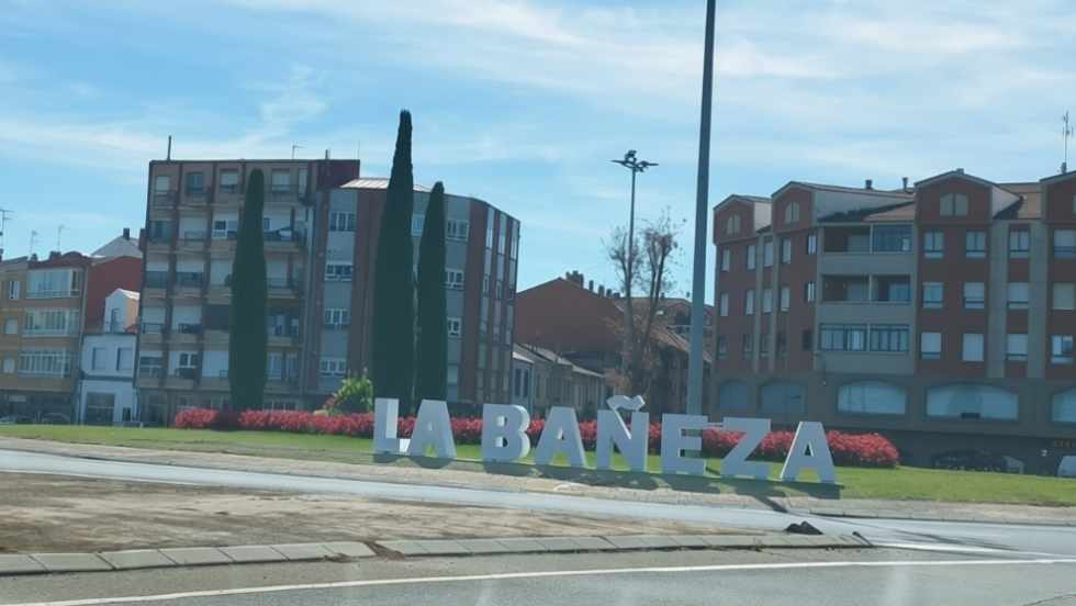 La Bañeza estrena decoración en la rotonda principal de la N-VI