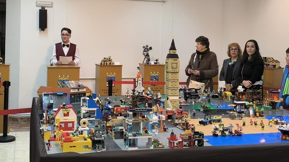El genio bañezano del LEGO: Ángel López inaugura su exposición con más de 300.000 piezas
